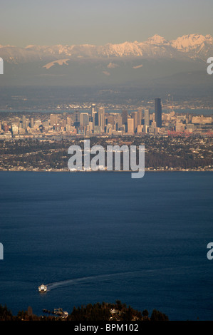 Vashon Island Fähre Seattle & Kaskaden im Winter Luftbild. Stockfoto