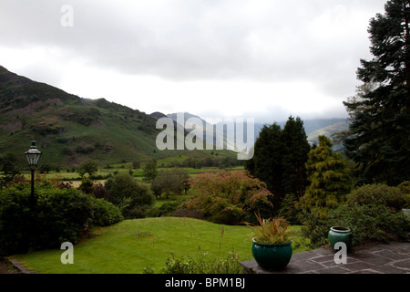 Auf der Suche nach Great Langdale Tal von einem privaten Garten an einem nebligen Frühsommer Morgen im englischen Lake District Stockfoto