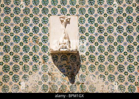 Ein Brunnen in der Alfama Viertel von Lissabon, Portugal. Stockfoto