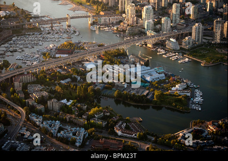 Granville Island am False Creek, Vancouver British Columbia Aerial, Burrard Bridge Aerial Stockfoto