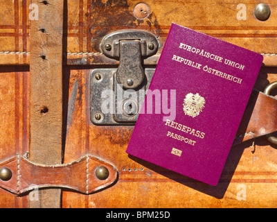 Neue österreichische - EU-Pass und alte Leder-Handgepäck. Stockfoto