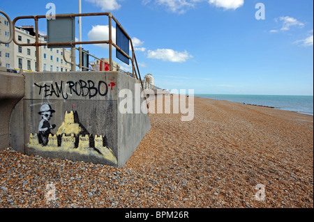 Neueste Arbeiten von Banksy erschien auf St. Leonards direkt am Meer, hat es bereits entstellt worden und hat jetzt eine Schutzhülle Stockfoto