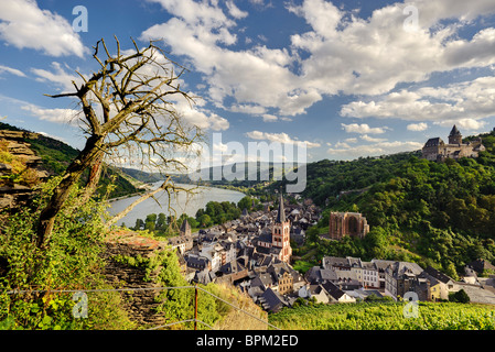 Ansicht von Bacharach am Rhein, mit Kirche St. Peter, Wernerkapelle und Burg Stahleck, Rheinland-Pfalz, Deutschland, Europa Stockfoto