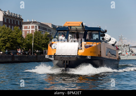 Ein gelbes Wasserbus Personenbeförderung entlang des Kanals Nyhavn in Kopenhagen, Dänemark. Stockfoto