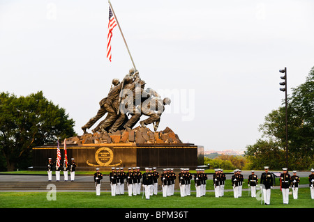 ARLINGTON, Virginia, Vereinigte Staaten – das Marine Corps Silent Drill Platoon tritt auf der Marine Corps Sunset Parade auf, die am Marine Corps war Memorial, auch bekannt als Iwo Jima Memorial, in der Nähe des Arlington National Cemetery, stattfindet. Der Zug ist bekannt für seine Präzision und Disziplin und zeigt die zeremoniellen Fähigkeiten des US Marine Corps. Stockfoto