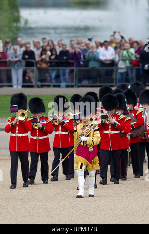 Die Band von der Welsh Guards marschieren auf Horse Guards Parade, bei "Trooping die Farbe" 2010 Stockfoto