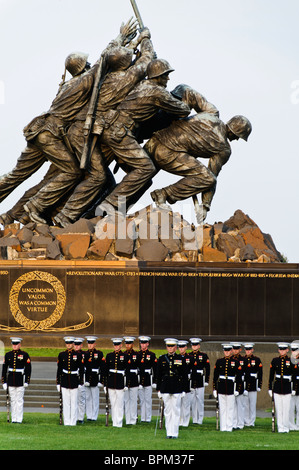 ARLINGTON, Virginia, Vereinigte Staaten – das Marine Corps Silent Drill Platoon tritt auf der Marine Corps Sunset Parade auf, die am Marine Corps war Memorial, auch bekannt als Iwo Jima Memorial, in der Nähe des Arlington National Cemetery, stattfindet. Der Zug ist bekannt für seine Präzision und Disziplin und zeigt die zeremoniellen Fähigkeiten des US Marine Corps. Stockfoto