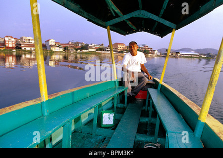 Lancha (Boot) Onwer geben Fahrt am Lago de Peten Itza mit Stadt im Hintergrund-Flores, Guatemela. Stockfoto