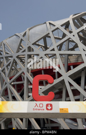 Blick auf die Beijing National Stadium, allgemein bekannt als das Vogelnest auf der Olympic Green in Peking, China. Stockfoto