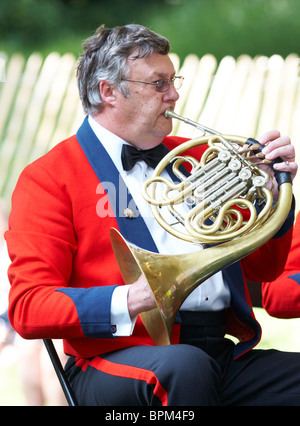 Man spielt das Waldhorn In eine traditionelle Blaskapelle an der Chelsea Flower Show London UK Stockfoto