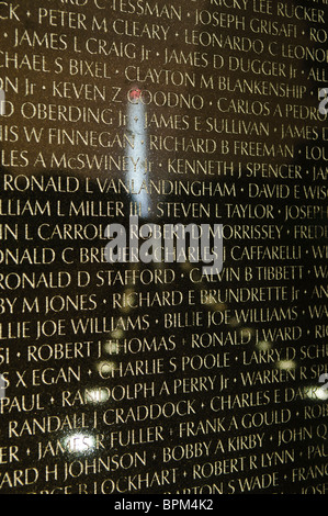 WASHINGTON DC, USA - Night Shot des Vietnam Veterans Memorial mit dem Washington Monument reflektiert die Namen derjenigen in Vietnam getötet. Stockfoto
