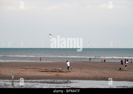 Strand-Szene mit Windkraftanlagen in einen Windpark an der Küste Skegness. Skegness ist eine Küstenstadt und Zivilgemeinde im Osten Stockfoto