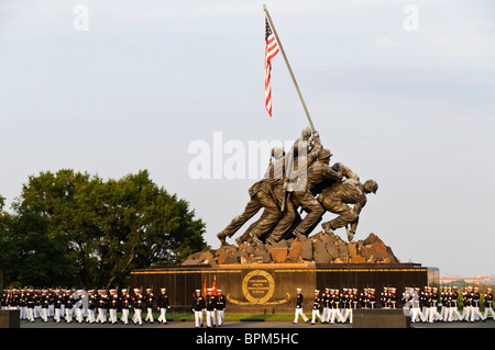 ARLINGTON, Virginia, Vereinigte Staaten – das Marine Corps Silent Drill Platoon tritt auf der Marine Corps Sunset Parade auf, die am Marine Corps war Memorial, auch bekannt als Iwo Jima Memorial, in der Nähe des Arlington National Cemetery, stattfindet. Der Zug ist bekannt für seine Präzision und Disziplin und zeigt die zeremoniellen Fähigkeiten des US Marine Corps. Stockfoto