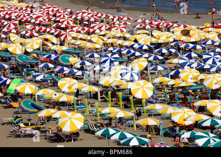 Massentourismus am Strand von Caorle, Adria, Italien. Tausende von Sonnenliegen und Sonnenschirme, Sonnenschirme. Stockfoto