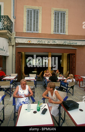 Franzosen, erwachsene Frauen, trinken Tee, Salon de Die, Teehaus, Place Georges Clemenceau, Stadt Orange, Provence, Frankreich, Europa Stockfoto