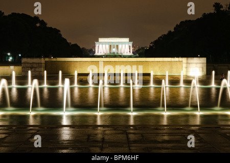 WASHINGTON DC, USA – der beleuchtete Brunnen des National World war II Memorial in der National Mall bei Nacht. Der Brunnen, ein zentrales Merkmal der Gedenkstätte, spiegelt sich wunderbar auf dem ruhigen Wasser wider und schafft eine ruhige und ergreifende Nachtszene, die diejenigen ehrt, die im Zweiten Weltkrieg dienten Stockfoto