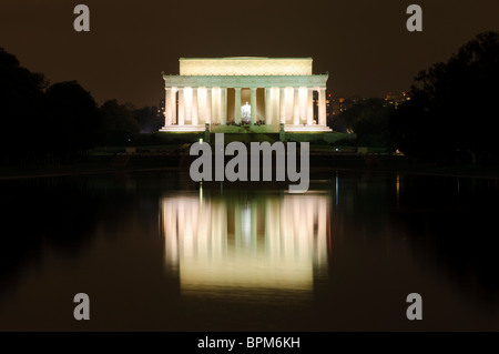 WASHINGTON DC, USA – Ein atemberaubender Blick auf das Lincoln Memorial bei Nacht, der sich auf dem stillen Wasser des Reflecting Pool spiegelt. Das beleuchtete Monument in der National Mall bietet eine ruhige und ikonische Szene, in der die ruhige Schönheit der Wahrzeichen von Washington DC bei Nacht festgehalten wird. Stockfoto