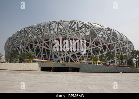 Blick auf das Nationalstadion, allgemein bekannt als das "Vogelnest" auf der Olympic Green in Peking, China. Stockfoto