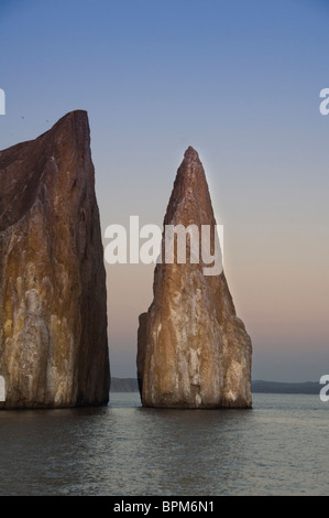 Ecuador, Galapagos. Kicker Rock aka Leon Dormido (schlafende Löwe) ist der Überrest einer vertikalen Tuff Kegel Formation. Stockfoto