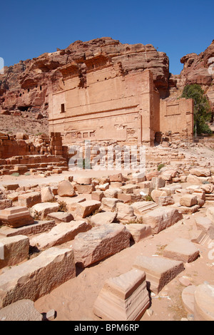 Der Tempel von Dushares (Qasr al-Bint) und die Säulenstraße, Petra, Jordanien Stockfoto