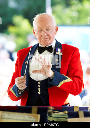 Leiter einer traditionellen Blaskapelle an der Chelsea Flower Show London UK Stockfoto