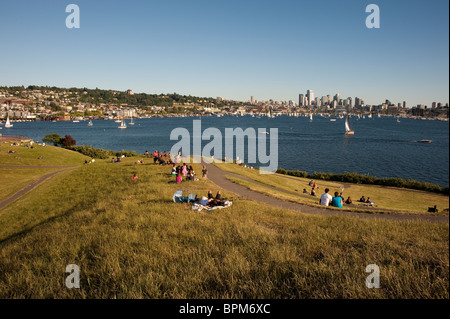 Retro-Bild von Seattle Skyline mit Segelbooten auf dem Lake Union mit Picknickstellen im Gas Works Park Washington State USA Stockfoto