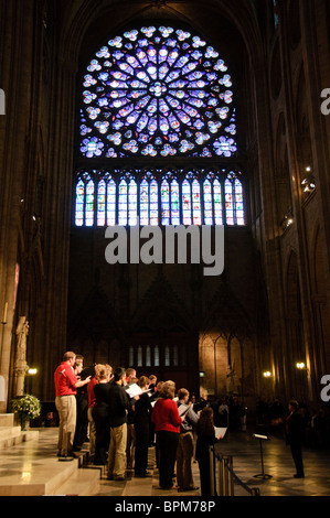 PARIS, Frankreich - Chor Proben im Inneren der Kathedrale Notre Dame Stockfoto