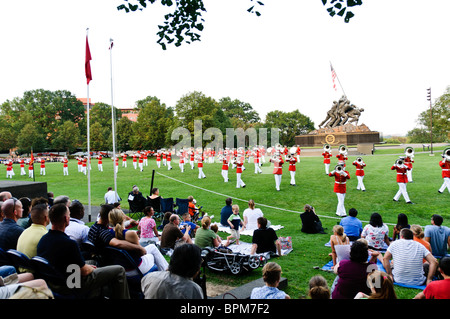 ARLINGTON, Virginia, USA – das United States Marine Drum and Bugle Corps, bekannt als „The Commandant's Own“, tritt bei der Sunset Parade des Marine Corps im Marine Corps war Memorial, auch bekannt als Iwo Jima Memorial, nahe dem Arlington National Cemetery auf. Diese zeremonielle Einheit ist bekannt für ihre musikalische Präzision und spielt eine Schlüsselrolle in den Traditionen des Marine Corps. Stockfoto