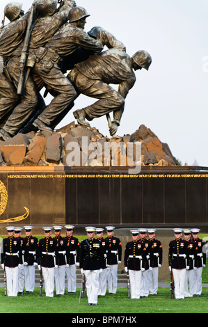 ARLINGTON, Virginia, Vereinigte Staaten – das Marine Corps Silent Drill Platoon tritt auf der Marine Corps Sunset Parade auf, die am Marine Corps war Memorial, auch bekannt als Iwo Jima Memorial, in der Nähe des Arlington National Cemetery, stattfindet. Der Zug ist bekannt für seine Präzision und Disziplin und zeigt die zeremoniellen Fähigkeiten des US Marine Corps. Stockfoto