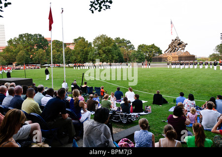 ARLINGTON, Virginia, Vereinigte Staaten – das Marine Corps Silent Drill Platoon tritt auf der Marine Corps Sunset Parade auf, die am Marine Corps war Memorial, auch bekannt als Iwo Jima Memorial, in der Nähe des Arlington National Cemetery, stattfindet. Der Zug ist bekannt für seine Präzision und Disziplin und zeigt die zeremoniellen Fähigkeiten des US Marine Corps. Stockfoto