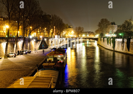 PARIS, Frankreich - Nacht Blick auf die Seine in der Nähe von Notre Dame de Paris als von Pont de l Archeveche' angesehen Stockfoto