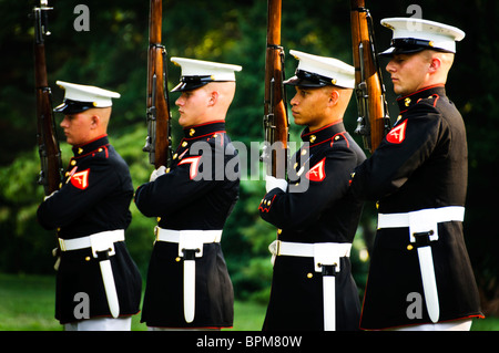 Marine Corps Silent Drill Platoon Arlington Virginia // ARLINGTON, Virginia — das Marine Corps Silent Drill Platoon tritt bei der Sunset Parade des Marine Corps auf, die am Marine Corps war Memorial, auch bekannt als Iwo Jima Memorial, in der Nähe des Arlington National Cemetery, stattfindet. Der Zug ist bekannt für seine Präzision und Disziplin und zeigt die zeremoniellen Fähigkeiten des US Marine Corps. Stockfoto