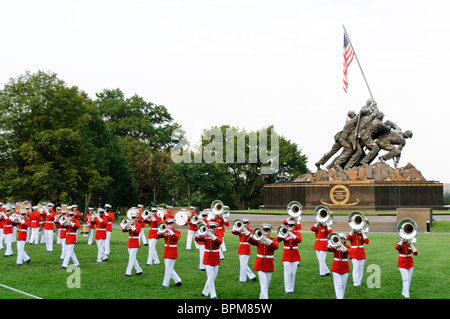 Vereinigte Staaten Marine Trommel und Bugle Corps, bekannt als "The Kommandant Own", erklingt in der Marine Corps Sonnenuntergang Parade in der Marine Corps Memorial (Iwo Jima Memorial) neben Arlington Staatsangehörig-Kirchhof. Stockfoto