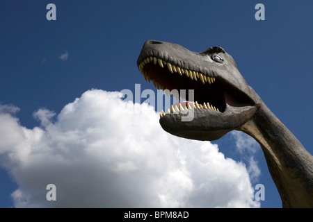 Leben Größe Modell von einem Albertasaurus vor dem Dinosaur Land Store in der Nähe von Brooks, Alberta. Stockfoto