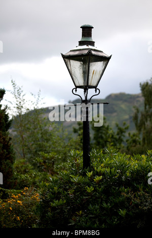 Alte Gas-Laterne umgewandelt zu Elektrizität im Garten eines Privathauses mit Blick auf die Langdale Tal, England Stockfoto