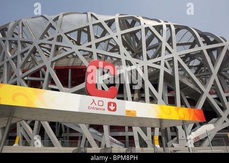 Blick auf die Beijing National Stadium, allgemein bekannt als das Vogelnest auf der Olympic Green in Peking, China. Stockfoto