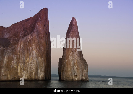 Ecuador, Galapagos. Kicker Rock aka Leon Dormido (schlafende Löwe) ist der Überrest einer vertikalen Tuff Kegel Formation. Stockfoto