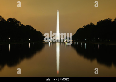 WASHINGTON DC, Vereinigte Staaten – Ein nächtlicher Blick auf das Washington Monument, vom Lincoln Memorial aus gesehen, mit dem beleuchteten Monument, das wunderschön auf dem stillen Wasser des Reflecting Pool reflektiert wird. Diese berühmte Szene in der National Mall fängt die Ruhe und Pracht der Wahrzeichen von Washington DC bei Nacht ein. Stockfoto