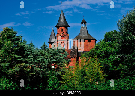 Frankreich: Türme der Kirche St. Pierre in Collonges-la-Rouge Stockfoto