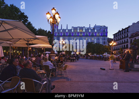 Straßencafés Placa Sant Ana am Abend, das Hotel Me Madrid Reina Victoria im Hintergrund, Calle de Huertas, Madrid, Spanien Stockfoto