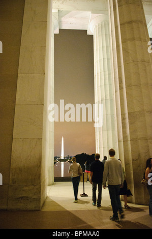 WASHINGTON DC, Vereinigte Staaten – Ein nächtlicher Blick auf das Washington Monument, vom Lincoln Memorial aus gesehen, mit dem beleuchteten Monument, das wunderschön auf dem stillen Wasser des Reflecting Pool reflektiert wird. Diese berühmte Szene in der National Mall fängt die Ruhe und Pracht der Wahrzeichen von Washington DC bei Nacht ein. Stockfoto