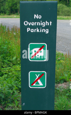 Keine Parkplätze. Camping, Caravaning oder bleiben Zeichen in eine Forstwirtschaft Kommission Parkplatz, Großbritannien Stockfoto