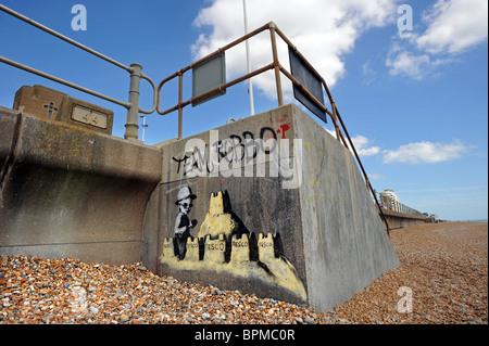 Neueste Arbeiten von Banksy erschien auf St. Leonards direkt am Meer, hat es bereits entstellt worden und hat jetzt eine Schutzhülle Stockfoto