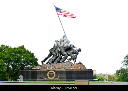 ARLINGTON, Virginia, USA – das Marine Corps war Memorial, oft bekannt als Iwo Jima Memorial, steht in der Nähe des Arlington National Cemetery. Das vom Bildhauer Felix de Weldon entworfene Denkmal ist die größte Bronzestatue der Welt und basiert auf Joe Rosenthals ikonischem Foto „Raising the Flag on Iwo Jima“, das während der Schlacht von Iwo Jima im Zweiten Weltkrieg aufgenommen wurde Stockfoto