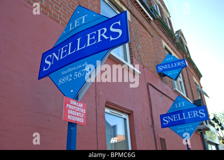 lassen Sie Anzeichen von Snellers Immobilienmakler nebeneinander auf einer Wand in Twickenham, Middlesex, england Stockfoto