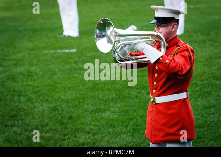 ARLINGTON, Virginia, USA – das United States Marine Drum and Bugle Corps, bekannt als „The Commandant's Own“, tritt bei der Sunset Parade des Marine Corps im Marine Corps war Memorial, auch bekannt als Iwo Jima Memorial, nahe dem Arlington National Cemetery auf. Diese zeremonielle Einheit ist bekannt für ihre musikalische Präzision und spielt eine Schlüsselrolle in den Traditionen des Marine Corps. Stockfoto