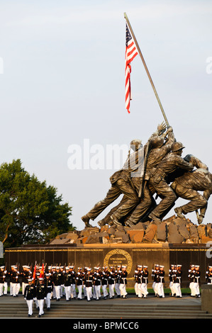 ARLINGTON, Virginia, Vereinigte Staaten – das Marine Corps Silent Drill Platoon tritt auf der Marine Corps Sunset Parade auf, die am Marine Corps war Memorial, auch bekannt als Iwo Jima Memorial, in der Nähe des Arlington National Cemetery, stattfindet. Der Zug ist bekannt für seine Präzision und Disziplin und zeigt die zeremoniellen Fähigkeiten des US Marine Corps. Stockfoto