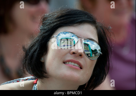 Eine Frau mit Sonnenbrille Uhren spielen auf der großen Leinwand auf Henman Hill während Wimbledon Tennis Championships 2010 Stockfoto