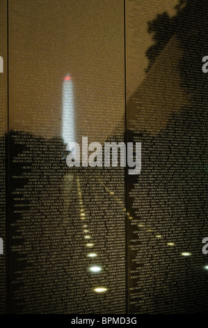 WASHINGTON DC, USA - Night Shot des Vietnam Veterans Memorial mit dem Washington Monument reflektiert die Namen derjenigen in Vietnam getötet. Stockfoto