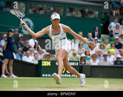 Vera Zvonareva (RUS) in Aktion während Wimbledon Tennis Championships 2010 Stockfoto